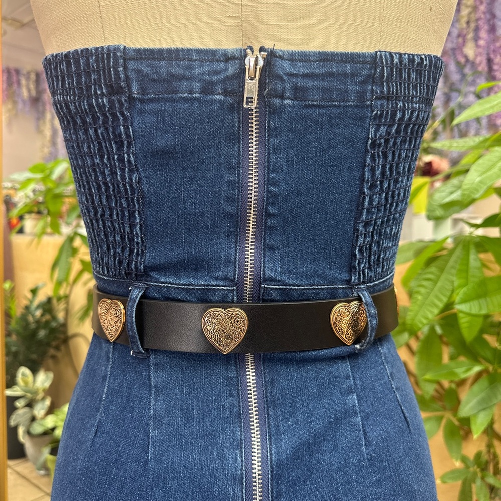 Etched Western Heart Buckle Belt | Black Faux Leather & Gold Detail 🤎✨ - Picture 5 of 7